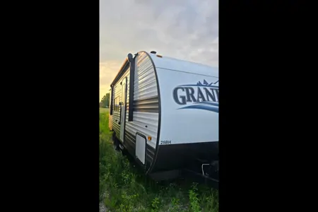 Sunny's 2025 Grand River 25BH Travel Trailer