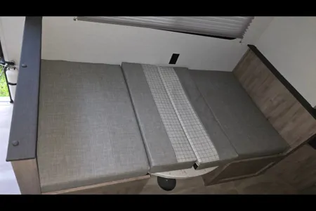 Sunny's 2025 Grand River 25BH Travel Trailer