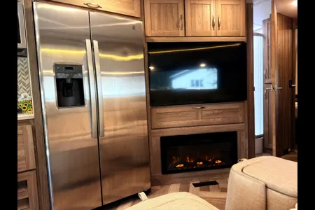 Winnie the Classy Adventurer