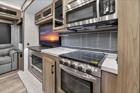 deanna's Crossroads Cameo Series Fifth Wheel