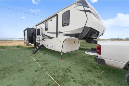 deanna's Crossroads Cameo Series Fifth Wheel