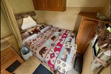 19' Jag Couples Retreat South Division RV
