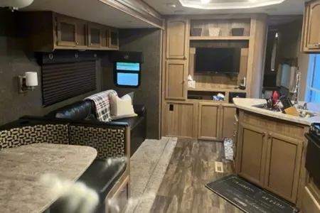 DG's 2018 Shasta Revere with Bunkhouse