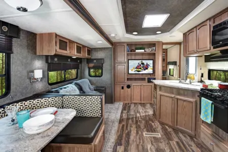 DG's 2018 Shasta Revere with Bunkhouse