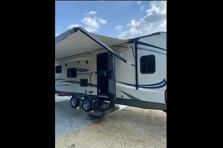 Toy Hauler and Family RV Coachmen Freedom Express 271BL 1/2 Ton Towable