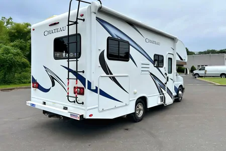 Thor Chateau – Comfortable, Compact, Perfect for Road Trips