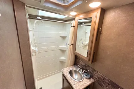 Thor Chateau – Comfortable, Compact, Perfect for Road Trips