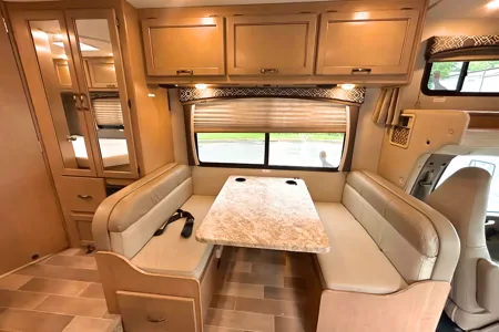 Thor Chateau – Comfortable, Compact, Perfect for Road Trips