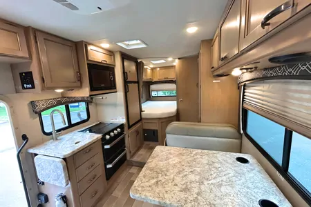 Thor Chateau – Comfortable, Compact, Perfect for Road Trips