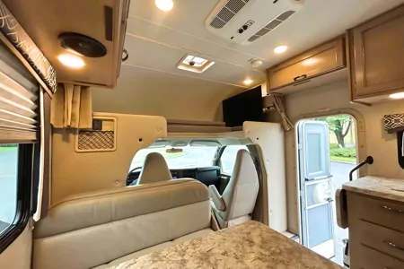 Thor Chateau – Comfortable, Compact, Perfect for Road Trips