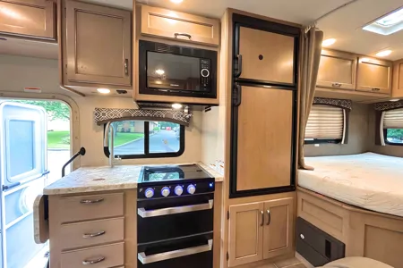 Thor Chateau – Comfortable, Compact, Perfect for Road Trips