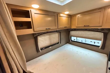 Thor Chateau – Comfortable, Compact, Perfect for Road Trips