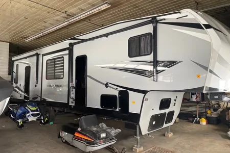 Cole's Forest River 325 pack 13 Toy Hauler