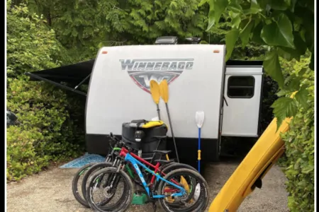 Winnebago Minnie 24ft Trailer w/bunks and queen