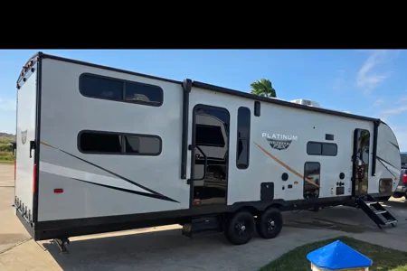 Platinum Forest River Wildwind Travel Trailer