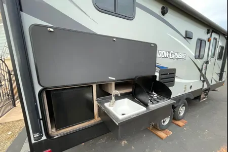 Spacious Clean 27.7' Travel Trailer w/ slide-out