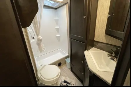 Spacious Clean 27.7' Travel Trailer w/ slide-out