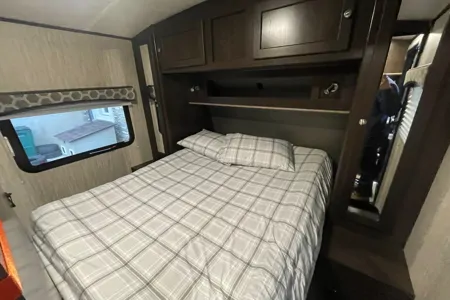 Spacious Clean 27.7' Travel Trailer w/ slide-out
