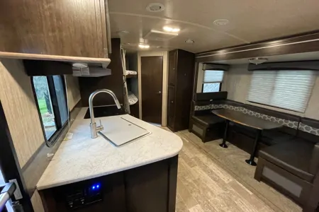 Spacious Clean 27.7' Travel Trailer w/ slide-out