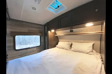 Stationary Getaway near Kelowna – Sleeps 4, Queen Bed, AC, Private Acreage with Activities