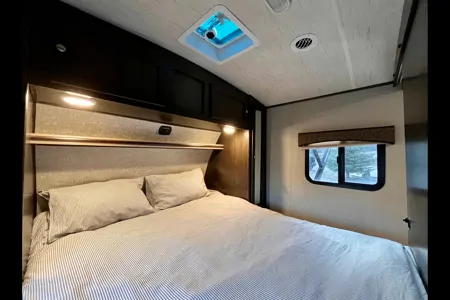 Stationary Getaway near Kelowna – Sleeps 4, Queen Bed, AC, Private Acreage with Activities