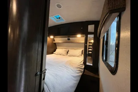 Stationary Getaway near Kelowna – Sleeps 4, Queen Bed, AC, Private Acreage with Activities