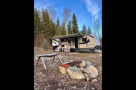 Stationary Getaway near Kelowna – Sleeps 4, Queen Bed, AC, Private Acreage with Activities
