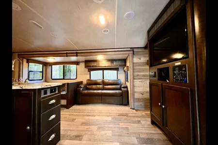 Stationary Getaway near Kelowna – Sleeps 4, Queen Bed, AC, Private Acreage with Activities