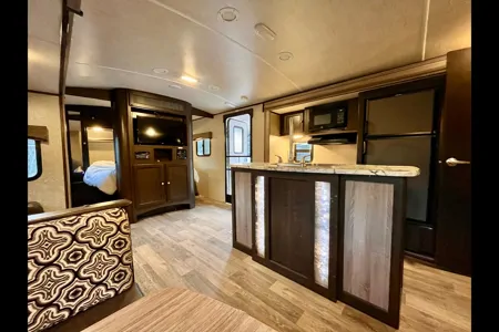 Stationary Getaway near Kelowna – Sleeps 4, Queen Bed, AC, Private Acreage with Activities