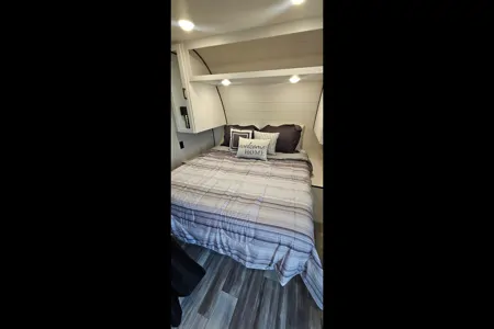 2025 Jayco Jay Flight SLX 210 QB Travel Trailer (Couples or Small Families Trailer)