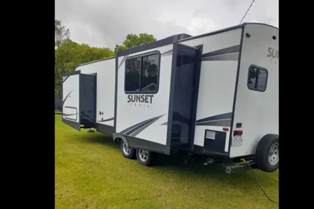 Darryl and Tieran’s Crossroads 250rk Travel Trailer