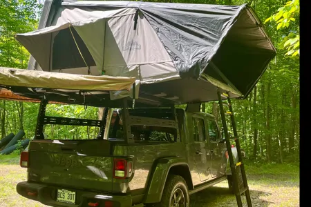 Jeep gladiator avec tente