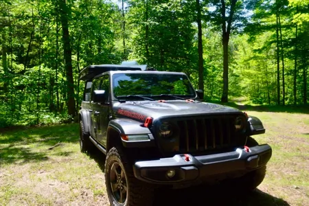 Jeep gladiator avec tente