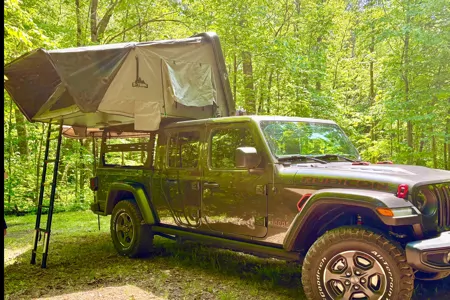 Jeep gladiator avec tente