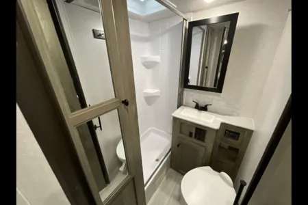 *Fully Stocked* 2022 Surveyor Legend 19BHLE