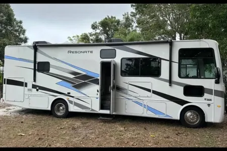 Spacious, modern, home on wheels for 6.