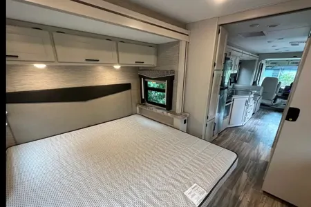 Spacious, modern, home on wheels for 6.