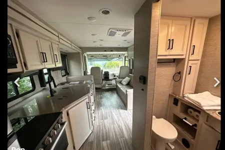 Spacious, modern, home on wheels for 6.