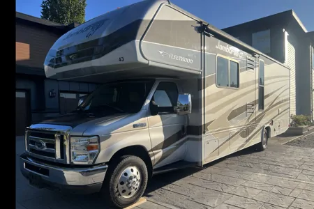 Sunny’s Fleetwood Jamboree GT | Family-Friendly | Sleeps 6 | Easy to Drive