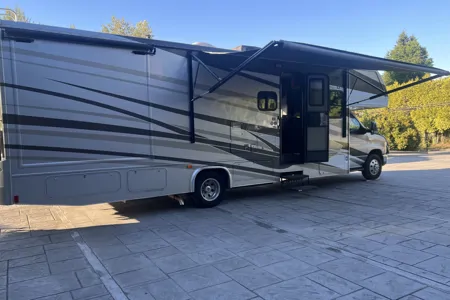 Sunny’s Fleetwood Jamboree GT | Family-Friendly | Sleeps 6 | Easy to Drive