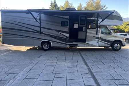 Sunny’s Fleetwood Jamboree GT | Family-Friendly | Sleeps 6 | Easy to Drive
