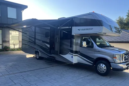 Sunny’s Fleetwood Jamboree GT | Family-Friendly | Sleeps 6 | Easy to Drive