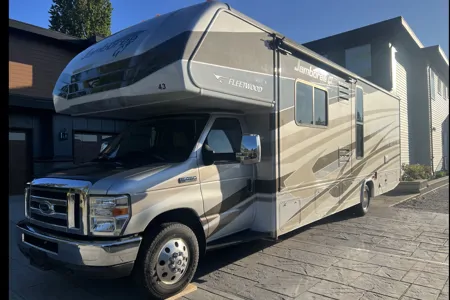 Sunny’s Fleetwood Jamboree GT | Family-Friendly | Sleeps 6 | Easy to Drive