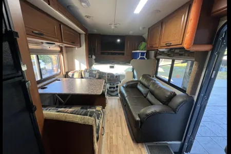 Sunny’s Fleetwood Jamboree GT | Family-Friendly | Sleeps 6 | Easy to Drive