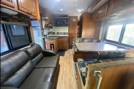 Sunny’s Fleetwood Jamboree GT | Family-Friendly | Sleeps 6 | Easy to Drive