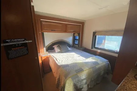 Sunny’s Fleetwood Jamboree GT | Family-Friendly | Sleeps 6 | Easy to Drive