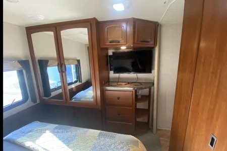 Sunny’s Fleetwood Jamboree GT | Family-Friendly | Sleeps 6 | Easy to Drive