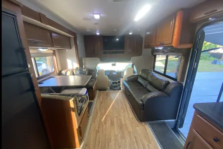 Sunny’s Fleetwood Jamboree GT | Family-Friendly | Sleeps 6 | Easy to Drive