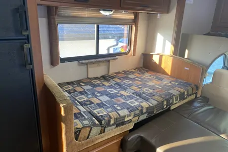 Sunny’s Fleetwood Jamboree GT | Family-Friendly | Sleeps 6 | Easy to Drive