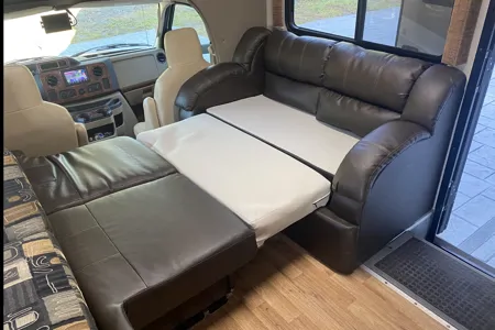 Sunny’s Fleetwood Jamboree GT | Family-Friendly | Sleeps 6 | Easy to Drive